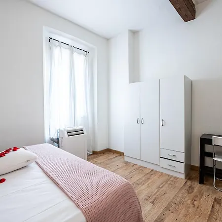 Student's Apartment-simple&basic In The Center Of Apartment