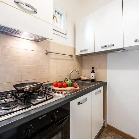 Student's Apartment-simple&basic In The Center Of