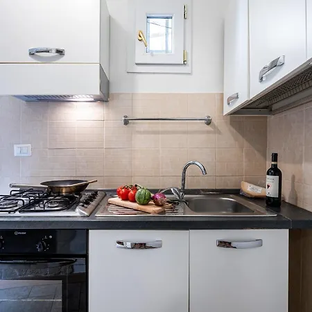 Student's Apartment-simple&basic In The Center Of Apartment